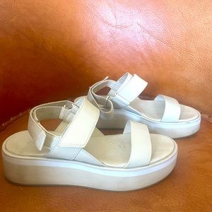 Everlane beige platform sandals with Velcro, size 7